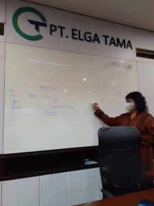 guru les privat bahasa Inggris mengajar di kantor menulis di papan tulis, layanan privat ke rumah dan kantor sejak lama