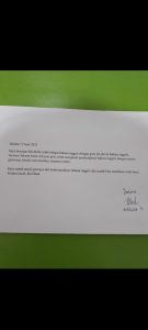Photo surat keterangan review siswa, diatas kertas, tentang kesuksesannya setelah belajar dengan Miss Hana